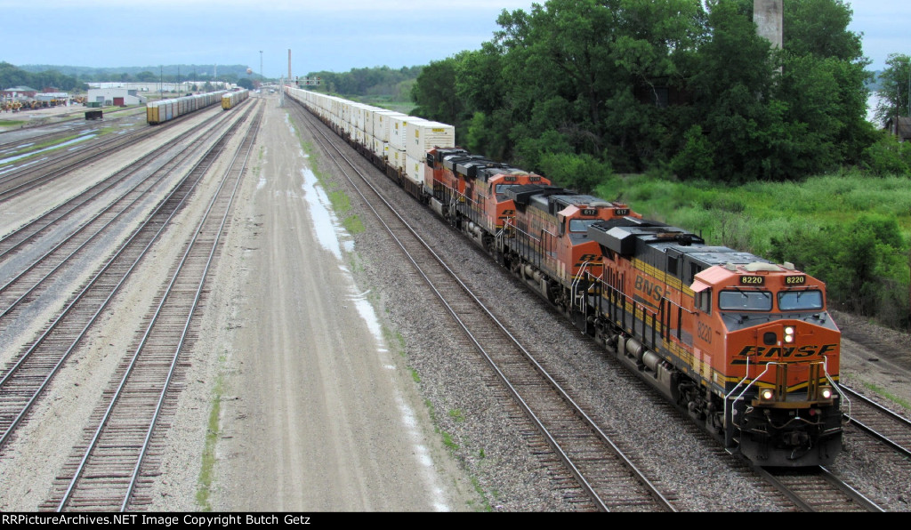 BNSF 8220 